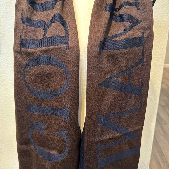 Authentic Giorgio Armani wool scarf - Picture 2 of 10